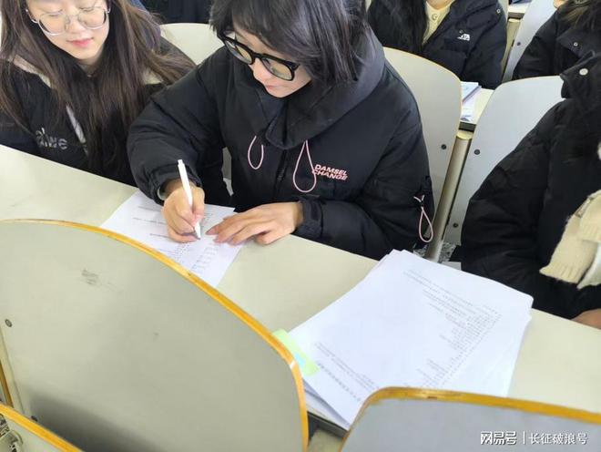抖音评论——数字经济背景下大学生冲动消费的“情感密码”(图2)