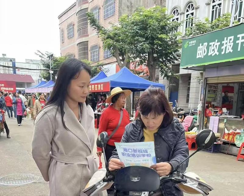 AI智能职业诊断、直播带岗海口市美兰区春风行动暨“春暖农民工”招聘会形式多样(图3)